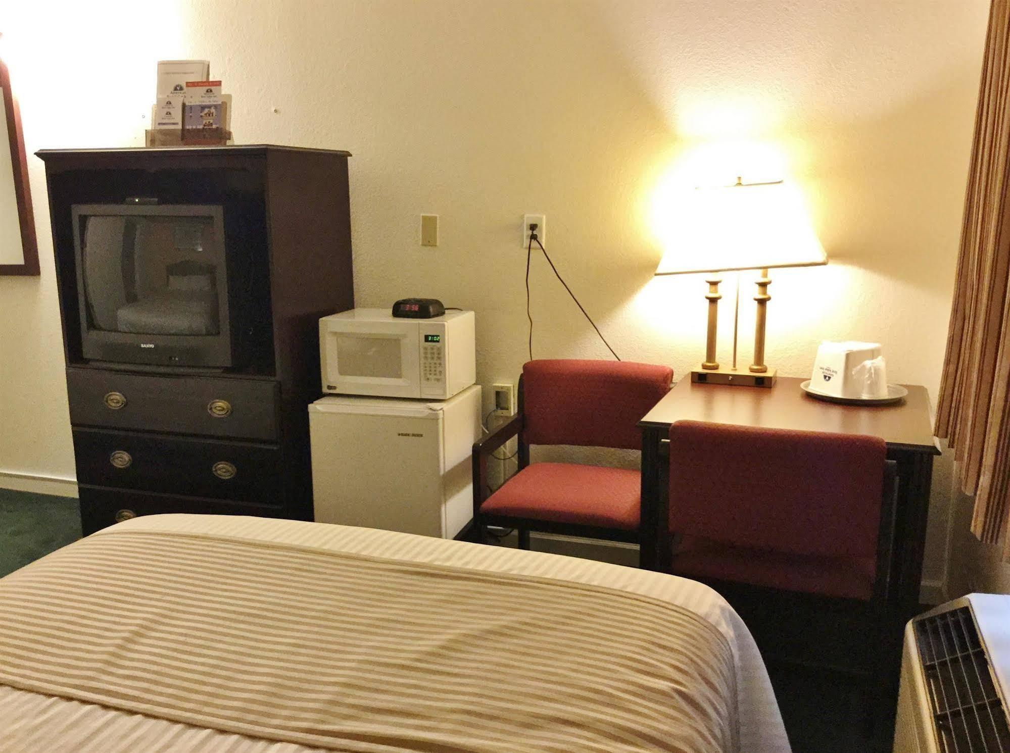 Americas Best Value Inn Macomb Екстер'єр фото